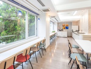 Desayuno buffet diario (JPY 1100 por persona)