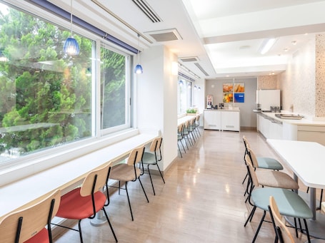 Daily buffet breakfast (JPY 1100 per person)