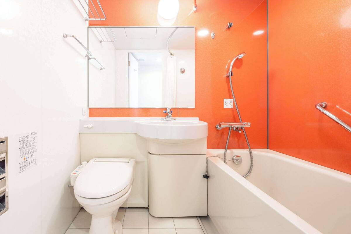 combined shower/bathtub, free toiletries, hair dryer, slippers