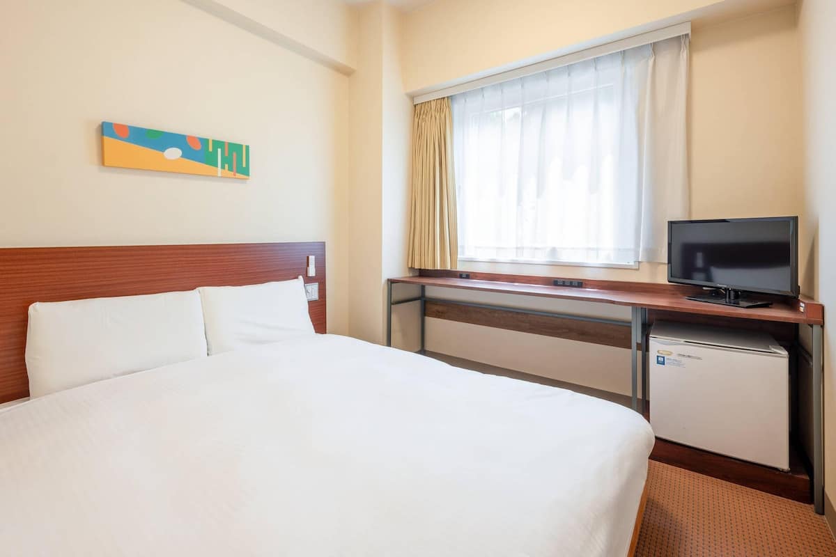 Habitación estándar, 1 cama doble, no fumadores | Edredones de plumas, escritorio, espacio para trabajar con un portátil