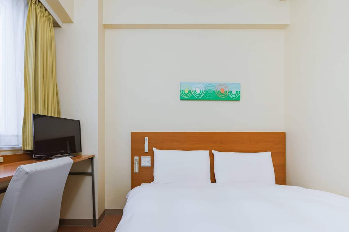 Habitació estàndard, 1 llit doble, no fumadors | Cobrellits, escriptori i espai de treball apte per a portàtils