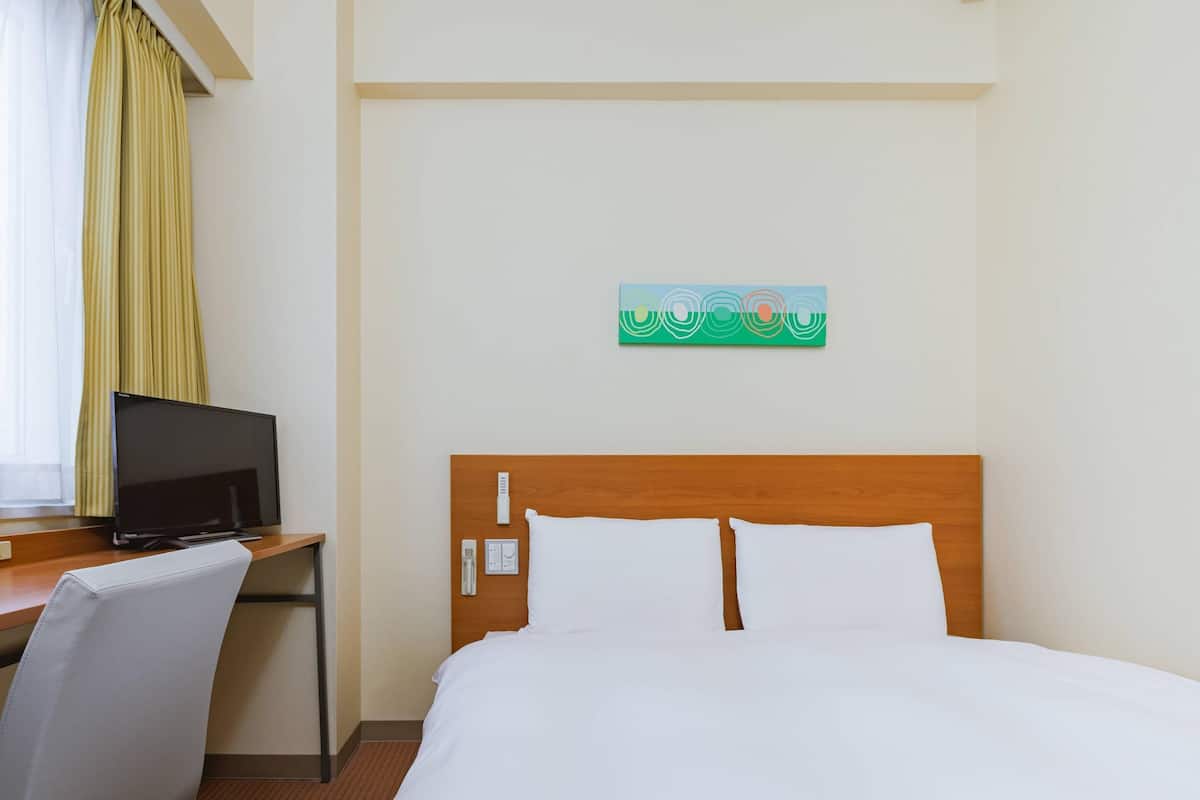 Standard Room, 1 Katil Kelamin (Double), Non Smoking | Gebar bulu kapas, meja, ruang kerja komputer riba