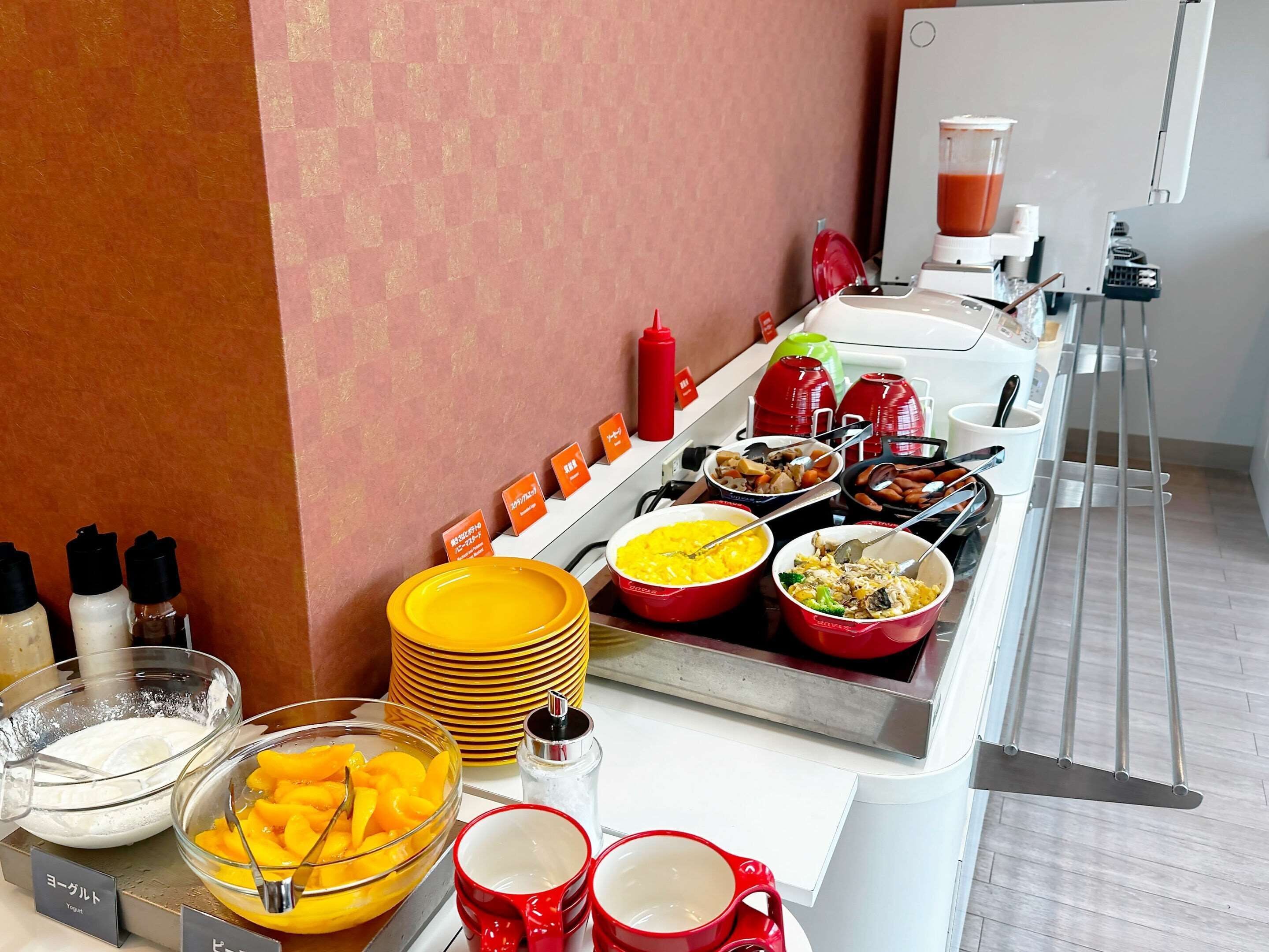Daily buffet breakfast (JPY 1100 per person)