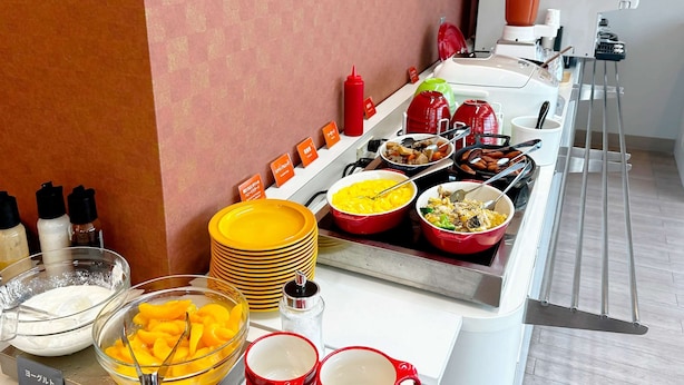 Ein reichhaltiges Buffet mit verschiedenen Speisen und Beilagen.
