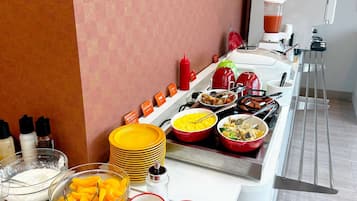 Daily buffet breakfast (JPY 1100 per person)