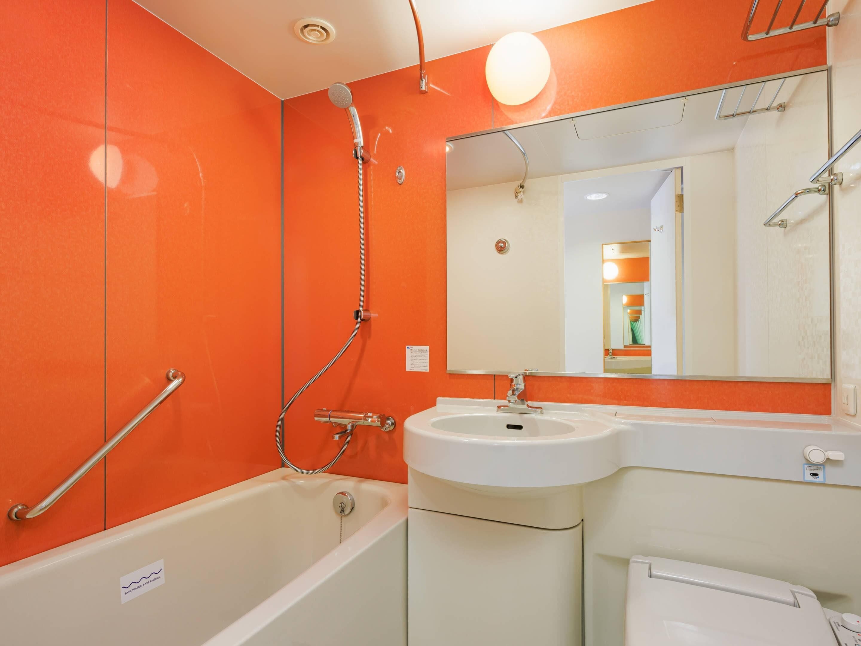 Duschwanne, kostenlose Toilettenartikel, Haartrockner, Hausschuhe