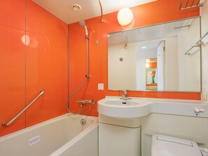 Duschwanne, kostenlose Toilettenartikel, Haartrockner, Hausschuhe