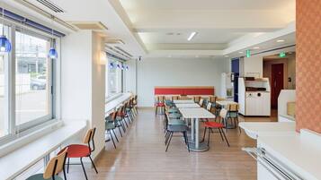 Se ofrece un desayuno bufé todos los días (1100 JPY por persona)