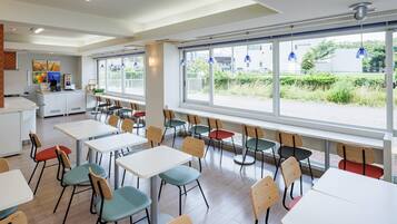 Daily buffet breakfast (JPY 1100 per person)