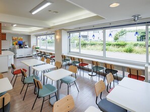 Daily buffet breakfast (JPY 1100 per person)