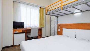 Standaard kamer, Meerdere bedden, niet-roken (1 Double Bed + 1 Loft Bed) | Donsdekens, een bureau, een laptopwerkplek, verduisterende gordijnen