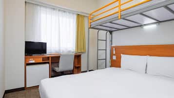 Standardrum - flera sängar - icke-rökare (1 Double Bed + 1 Loft Bed) | Duntäcken, skrivbord, arbetsyta för laptop och mörkläggningsgardiner