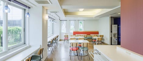 Daily buffet breakfast (JPY 1100 per person)