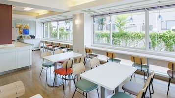 Daily buffet breakfast (JPY 1100 per person)