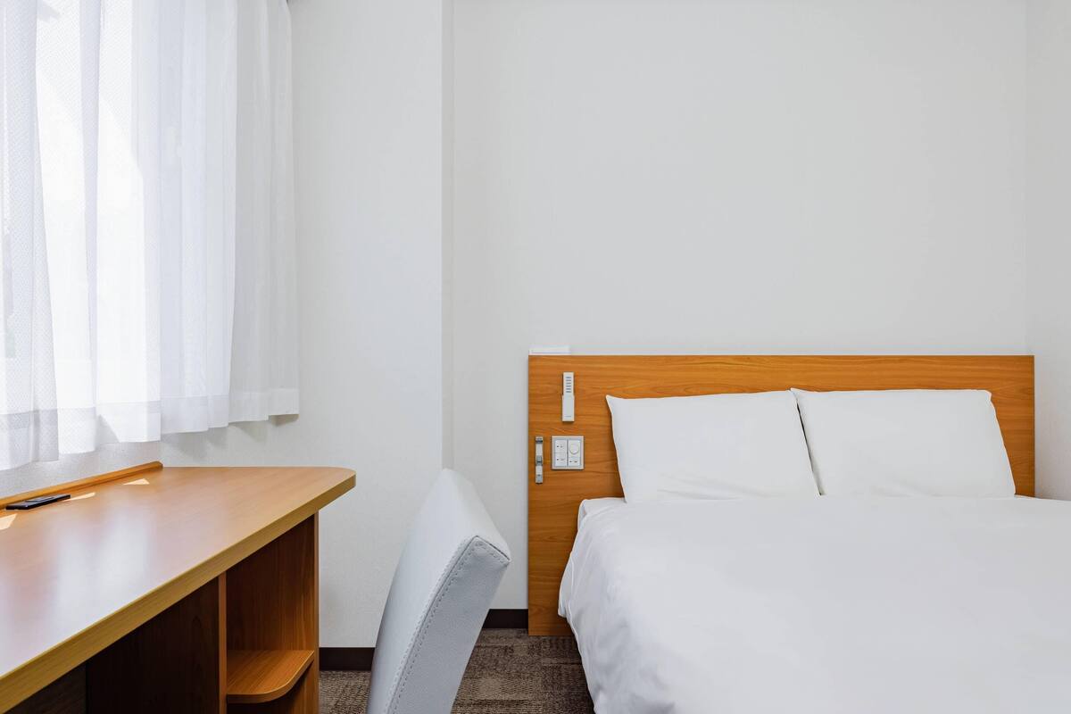 standard room, 1 double bed, non smoking | down duvets, desk, laptop workspace, blackout curtains