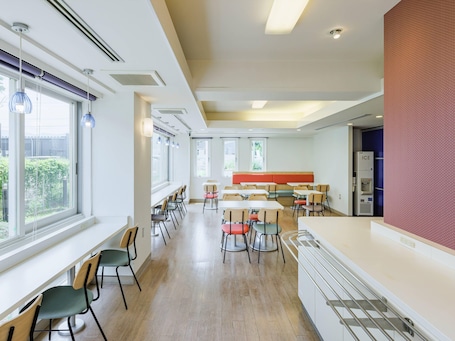 Desayuno buffet diario (JPY 1100 por persona)