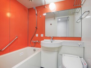 Combined shower/tub, free toiletries, hair dryer, slippers - Comfort Inn Kofu Isawa (Fuefuki)