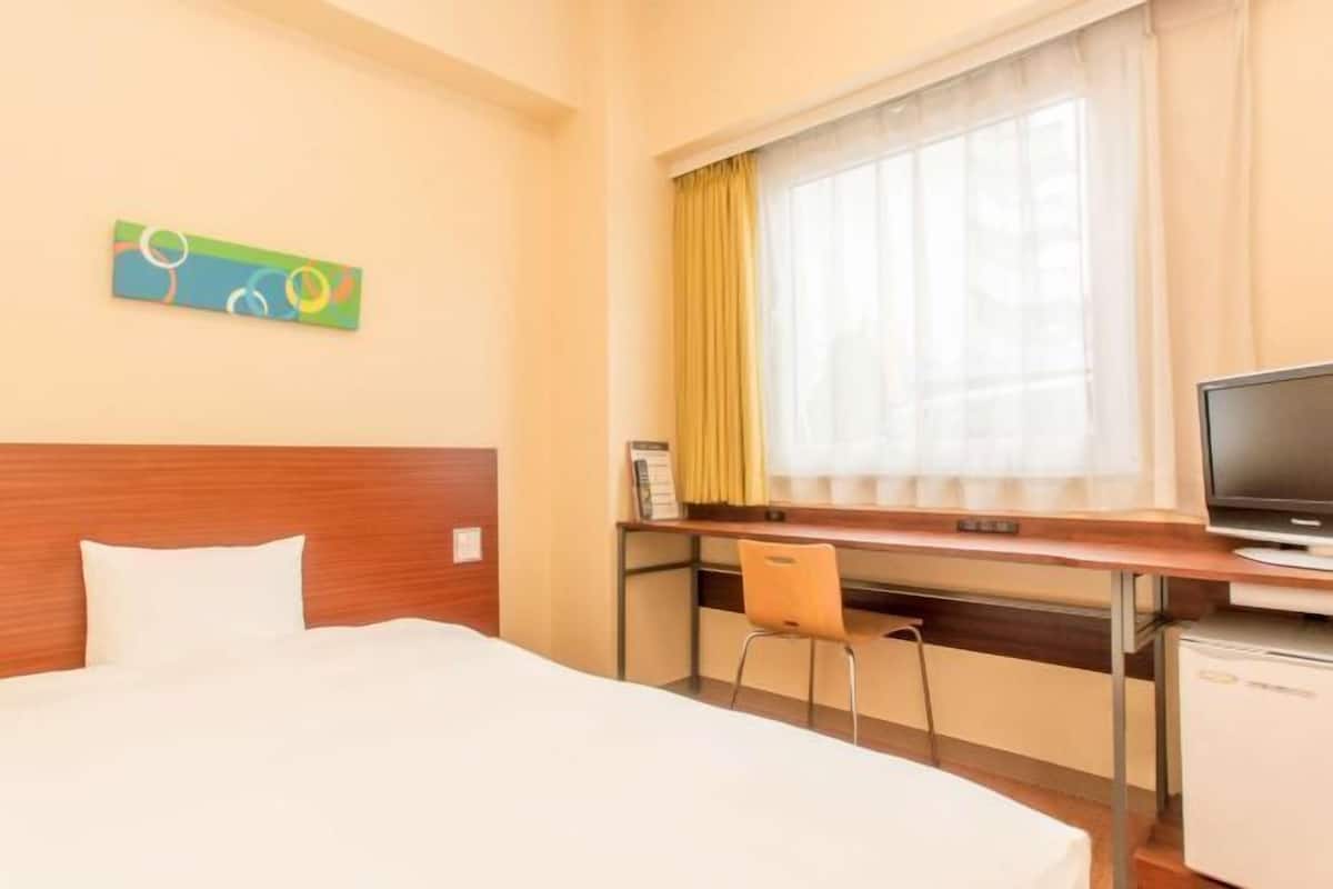 Escritorio, espacio para trabajar con un portátil, cortinas opacas