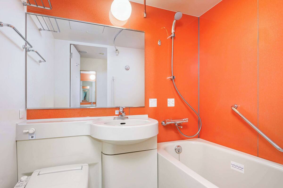 combined shower/bathtub, free toiletries, hair dryer, slippers