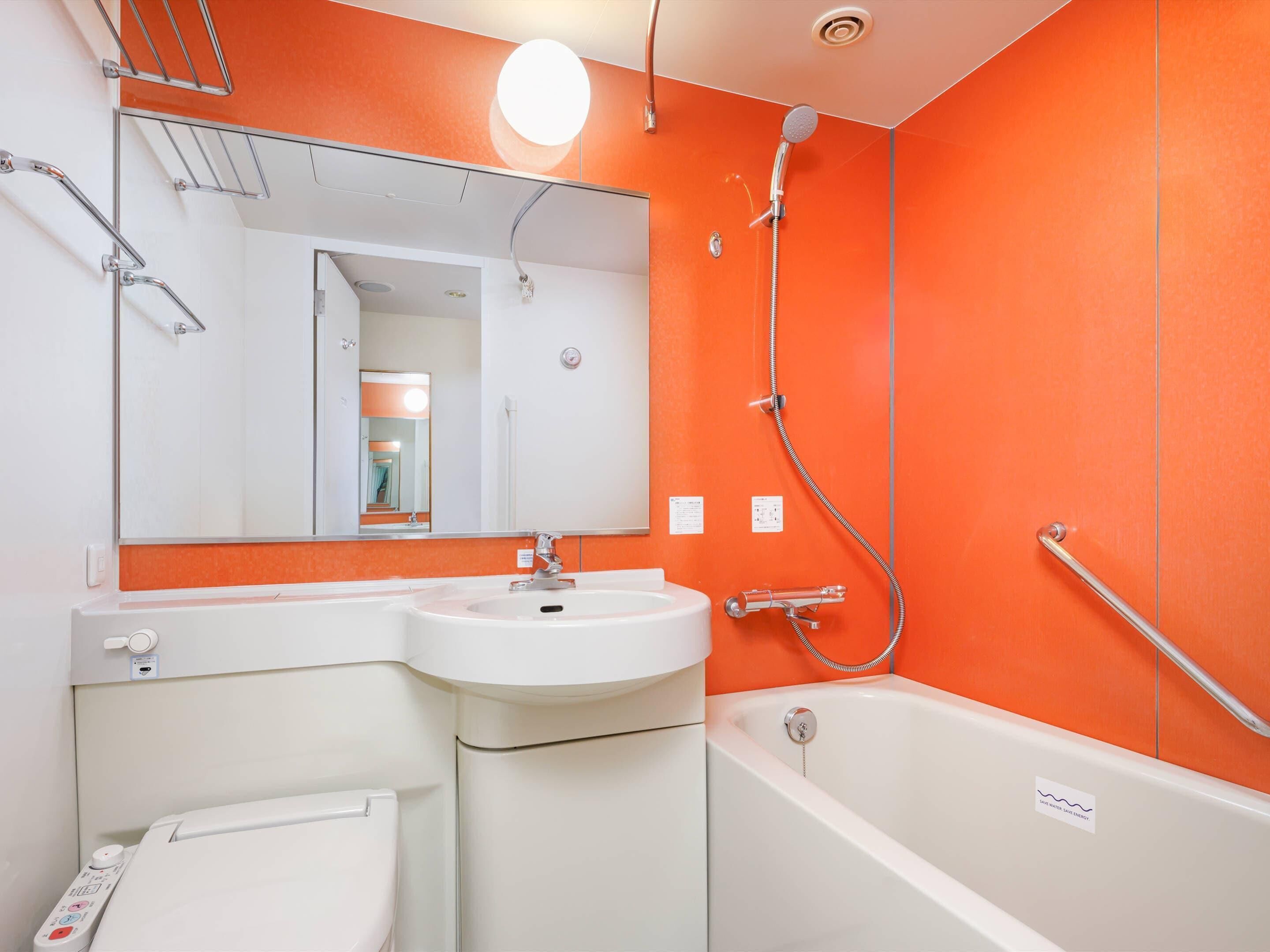 Ensemble douche/baignoire, articles de toilette gratuits, sèche-cheveux