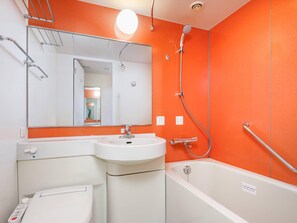 Combined shower/tub, free toiletries, hair dryer, slippers - Comfort Inn Chiba Hamano (Chiba)