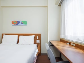 Desk, laptop workspace, blackout drapes, free WiFi - Comfort Inn Chiba Hamano (Chiba)