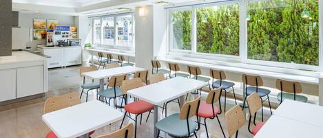 Petit déjeuner buffet (1100 JPY par personne)