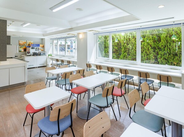 Daily buffet breakfast (JPY 1100 per person)