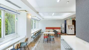 Daily buffet breakfast (JPY 1100 per person)