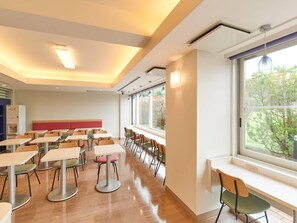 Daily buffet breakfast (JPY 1100 per person)