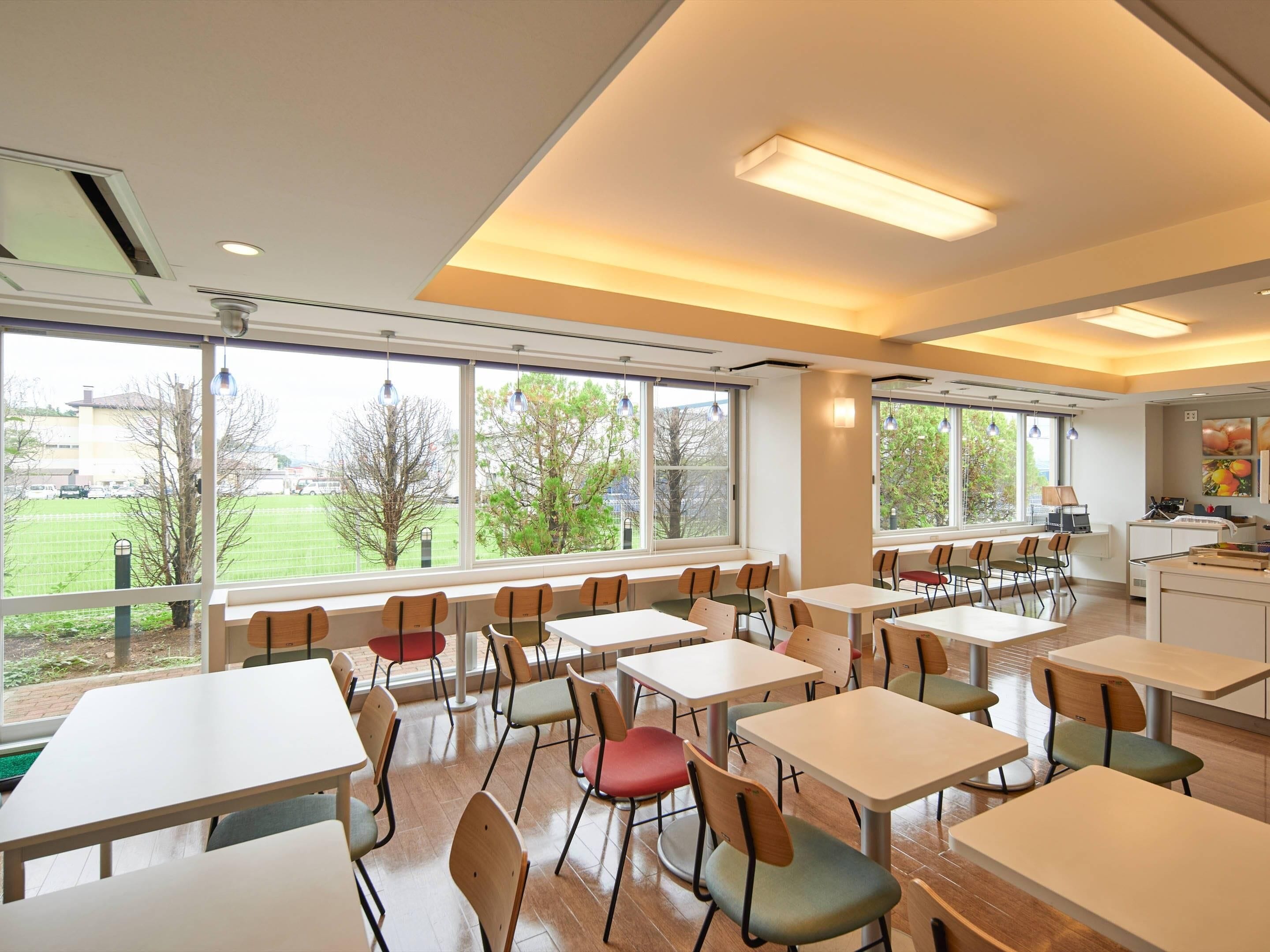 Daily buffet breakfast (JPY 1100 per person)