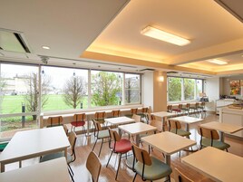 Daily buffet breakfast (JPY 1100 per person)