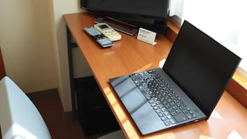 Habitación estándar, 1 cama matrimonial, para no fumadores | Edredón, escritorio y espacio para trabajar con laptop