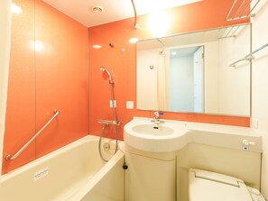 Suihkun ja ammeen yhdistelmä, ilmaiset hygieniatuotteet, hiustenkuivaaja