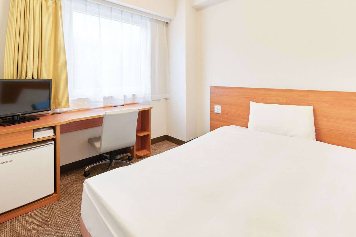 standard room, 1 double bed, non smoking | down duvets, desk, laptop workspace, blackout curtains