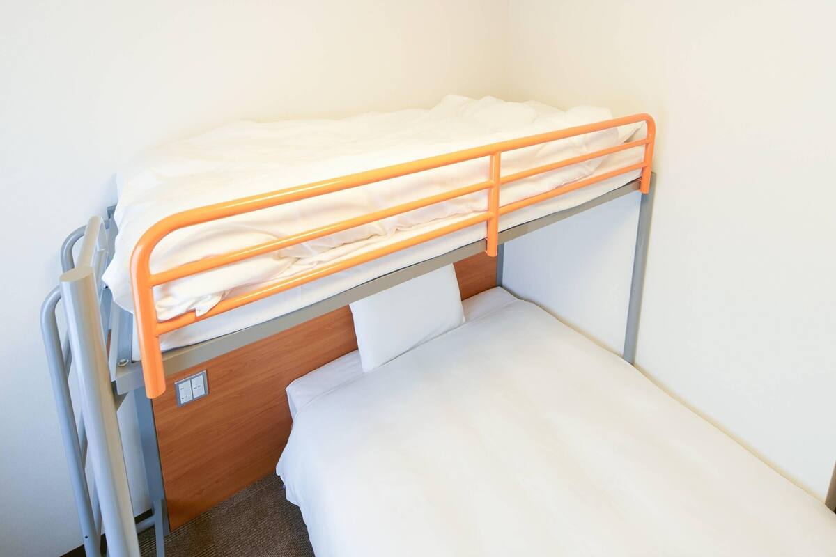 Standardzimmer, Mehrere Betten, Nichtraucher (1 Double Bed + 1 Loft Bed) | Daunenbettdecken, Schreibtisch, laptopgeeigneter Arbeitsplatz