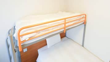 Standaard kamer, meerdere bedden, niet-roken (1 Double Bed + 1 Loft Bed) | Donzen dekbedden, een bureau, een laptopwerkplek