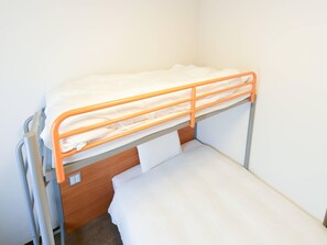 Quarto standard, várias camas, para não fumantes (1 Double Bed + 1 Loft Bed) | Edredons de pluma, escrivaninha, espaço de trabalho para notebook