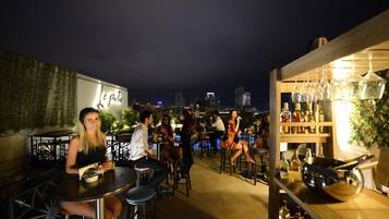 Bar junto a la piscina