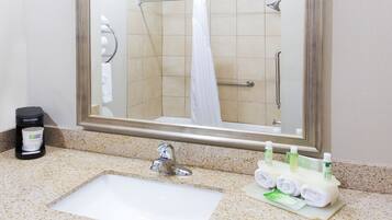 Ensemble baignoire-douche, articles de toilette (gratuits)