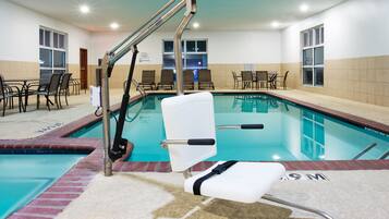 Una piscina cubierta