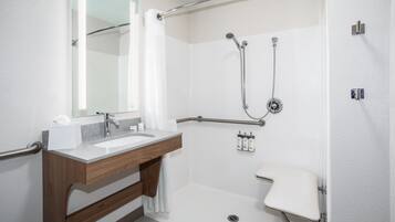 Suite estudio, 1 cama de matrimonio, accesible para personas con discapacidad (Comm, Mobil) | Baño | Ducha y bañera combinadas, secador de pelo y toallas