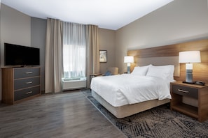 ห้องสตูดิโอสวีท, เตียงควีนไซส์ 1 เตียง, พร้อมสิ่งอำนวยความสะดวกสำหรับผู้พิการ (Comm, Mobil) | โต๊ะทำงาน, พื้นที่ทำงานแบบใช้แล็ปท็อป, ผ้าม่านกันแสง, เตารีด/โต๊ะรีดผ้า