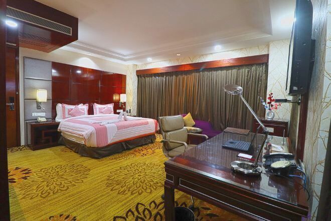 1 bedroom, premium bedding, minibar, in-room safe