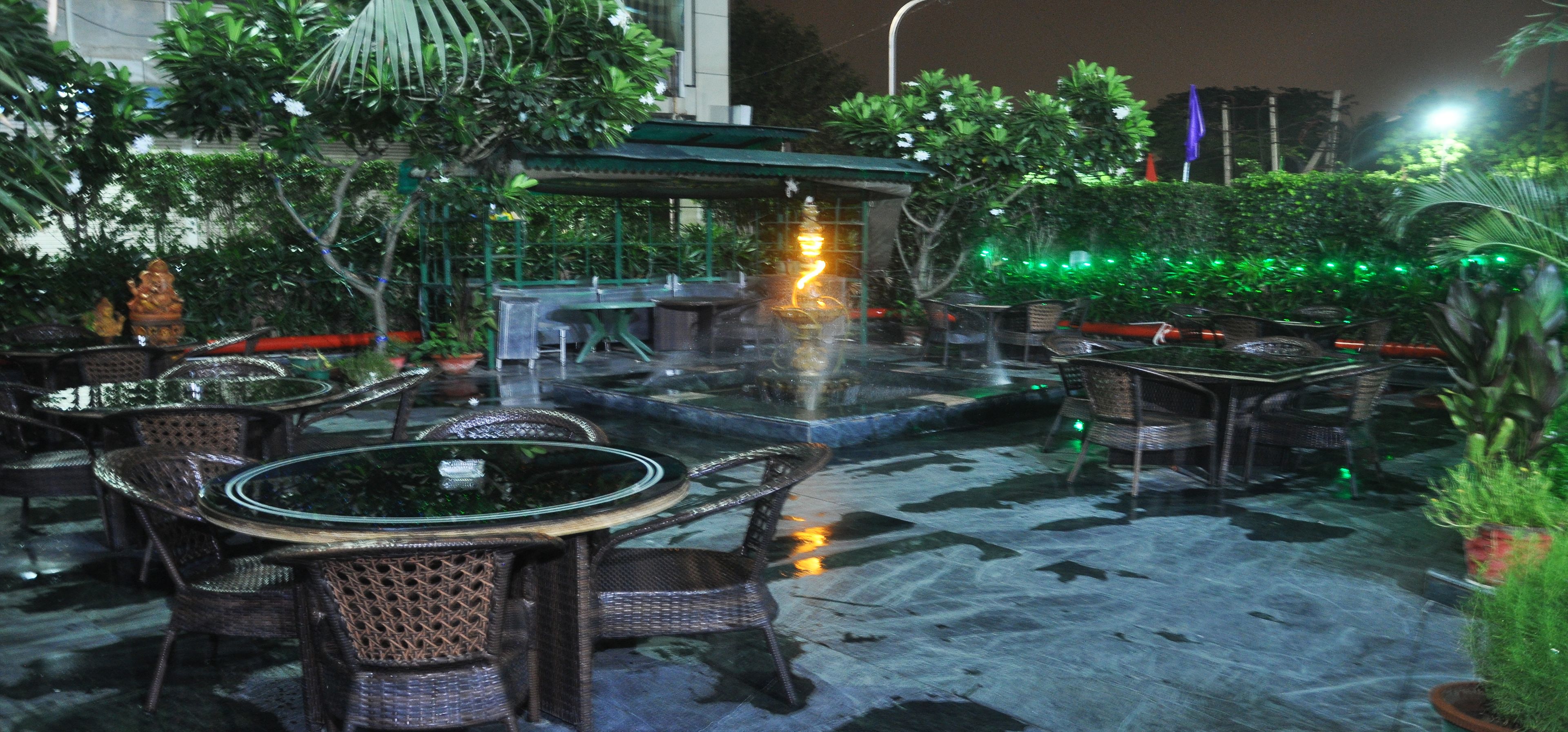 2 restaurants, breakfast served