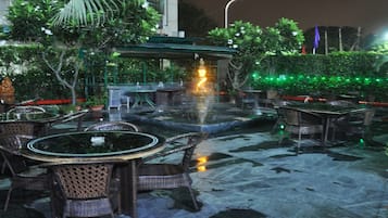 2 restaurants, breakfast served