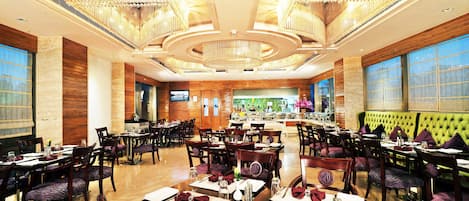 2 restaurants, breakfast served