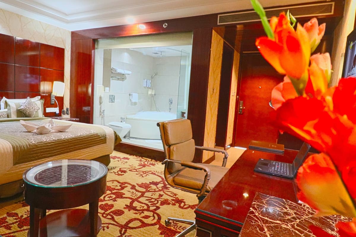 Executive Room with Jacuzzi Tub | 1 Schlafzimmer, hochwertige Bettwaren, Minibar, Zimmersafe