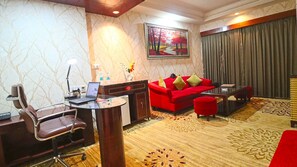 Royal Suite | 起居区 | 40-英寸智能电视（配备数码频道）、平板电脑、Netflix