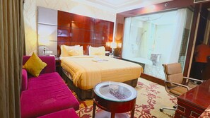 Executive Room with Jacuzzi Tub | 1 多间卧室、高档床上用品、迷你吧、客房内保险箱